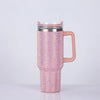 Taza aislada de strass rosa con tapa transparente y popote, con acabado brillante texturizado.