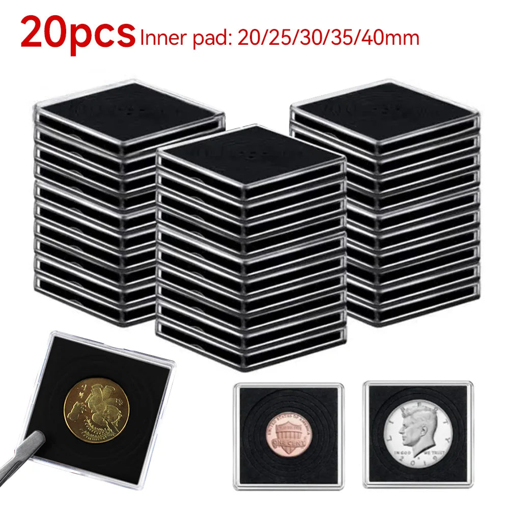 Ein Stapel schwarzer quadratischer Münzschutzkapseln mit Goldmünzen und einer einzelnen Kapsel