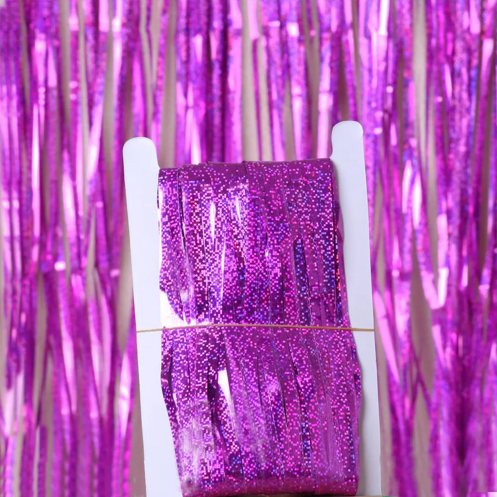 Violettes metallisches Glitzer-Folienschleier-Hintergrundvorhänge auf einer weißen Karte.