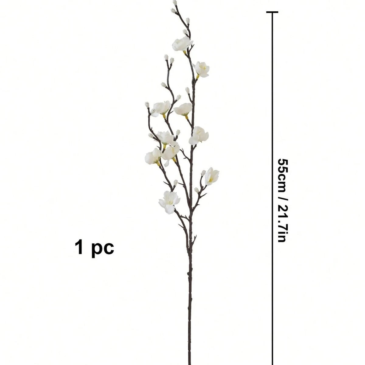 Eine schlanke Zweig von künstlichen weißen Pflaumenblüten mit kleinen weißen Blüten, gezeigt vor einer Waage.