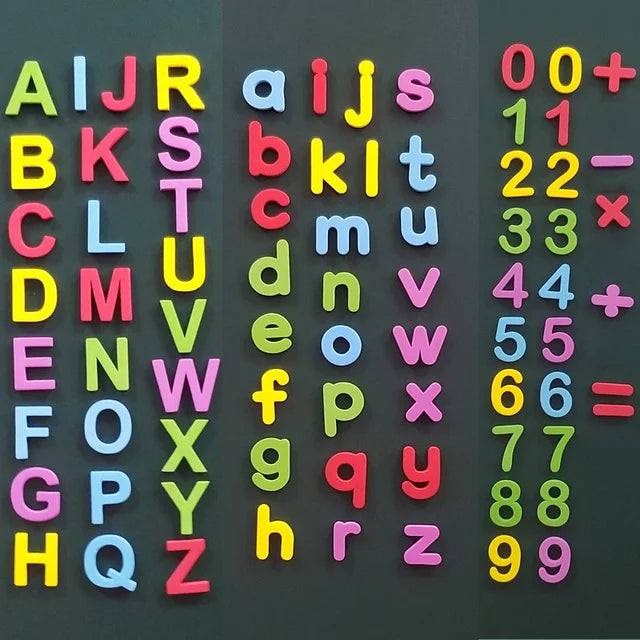 Magnetisches Alphabet-Lernset mit Groß- und Kleinbuchstaben in verschiedenen Farben, angeordnet in Spalten.