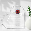 Placa de acrílico con forma de corazón grabada con una rosa roja y una mariposa, con un mensaje de amor.