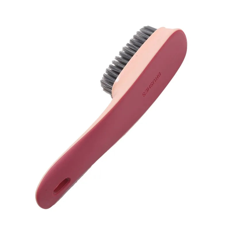 Ensemble de brosse multifonctionnelle rose et d'un chiffon pour nettoyer les vêtements avec poils souples.