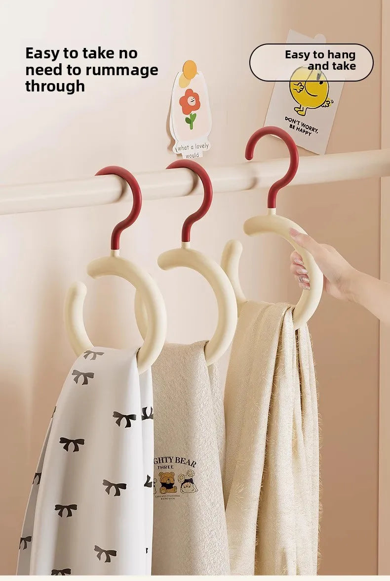 Un ensemble de cintres pour manteaux et chapeaux beiges exposés sur un présentoir blanc, montrant leur facilité d'installatio