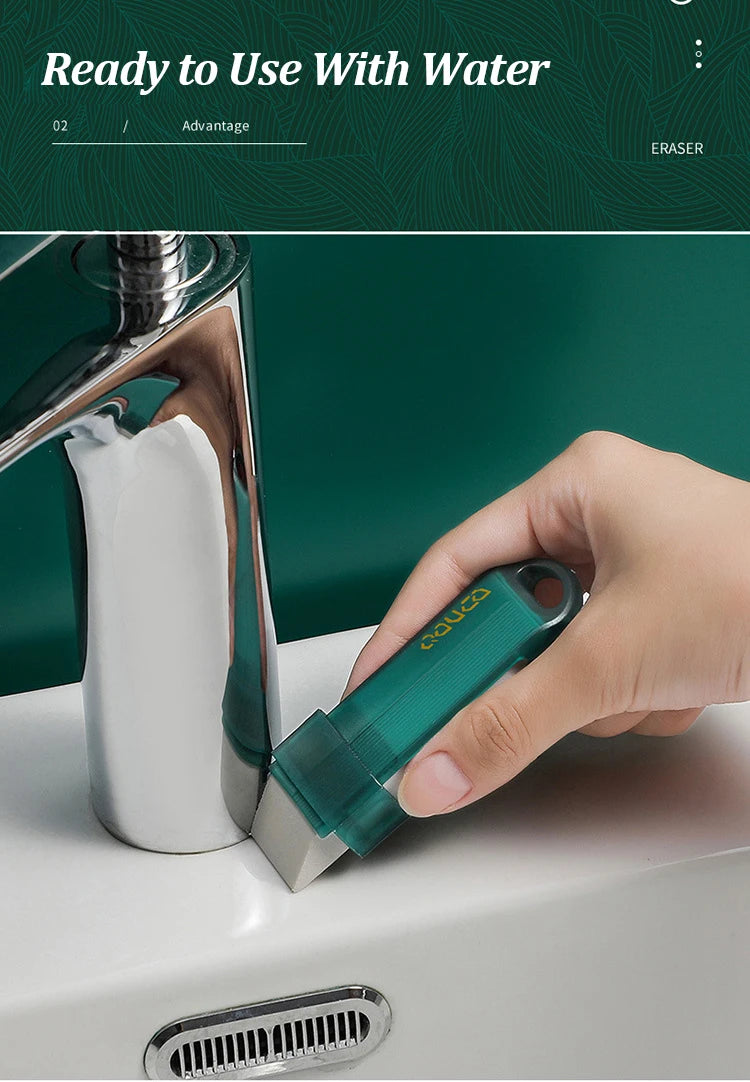 Eine Hand benutzt einen türkisen Zitronensäure-Radiergummi an einem Edelstahlwasserhahn, der bereit für die Benutzung ist.