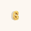 Nahaufnahme einer goldvergoldeten 3D-Blasenbuchstaben-Halskette mit dem Buchstaben 'G'.
