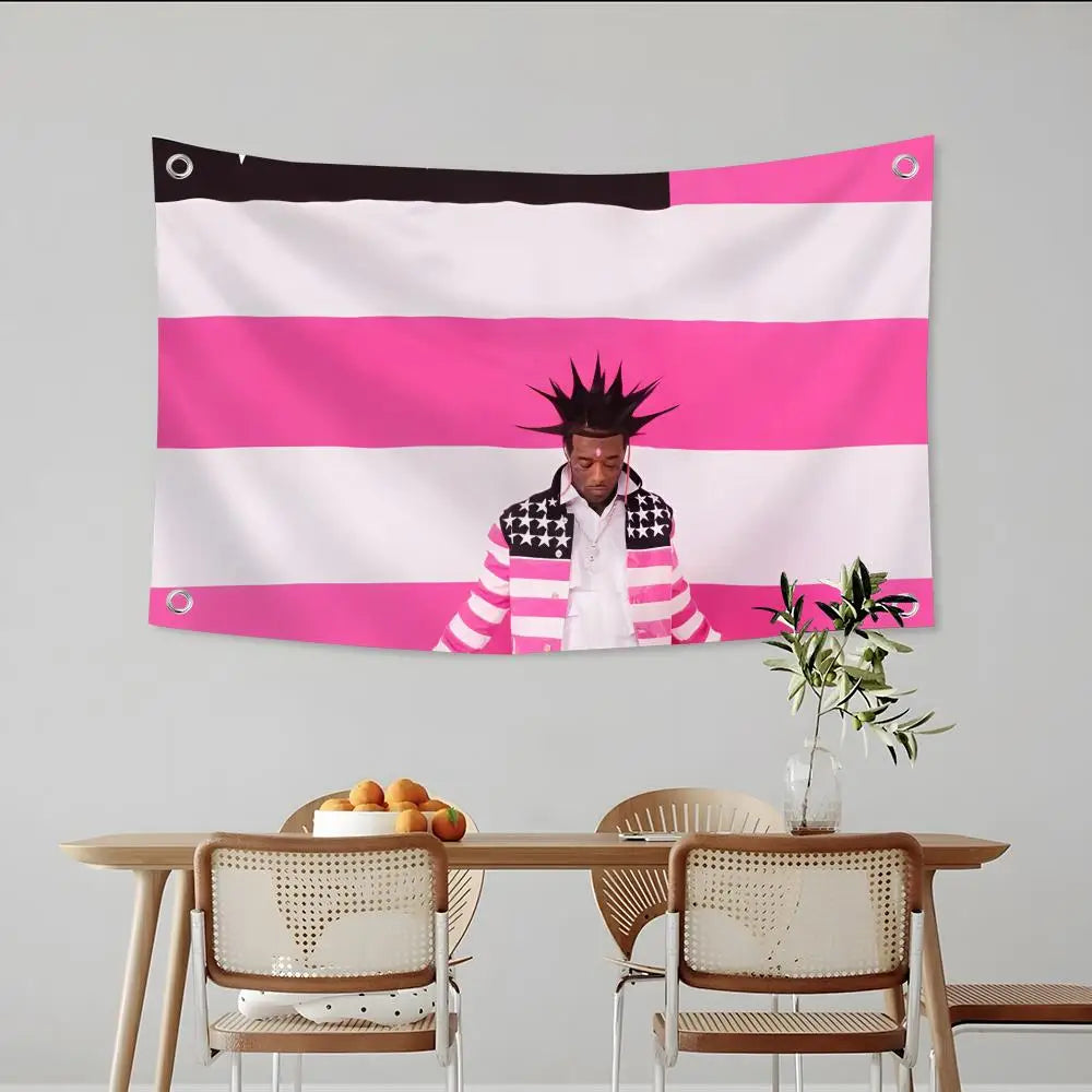 Eine rosa-weiß gestreifte Flagge wird an einer Wand über einem Holztisch mit Stühlen angezeigt.