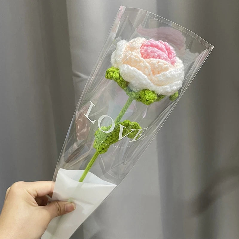 Bouquet de fleurs de carnation en coton fait main emballé dans du plastique transparent avec le mot AMOUR