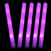 Ein Set leuchtender violetter LED-Glow-Sticks oder Partystäbe, vertikal vor schwarzem Hintergrund.