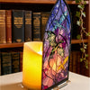 Porta-velas de dragón gótico con diseño de vitral en tonos morados y anaranjados.