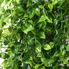 Planta colgante artificial verde exuberante para decoración del hogar.