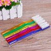 Un paquete de seis cepillos de dientes de cerdas duras premium en varios colores, dispuestos sobre una superficie de madera.