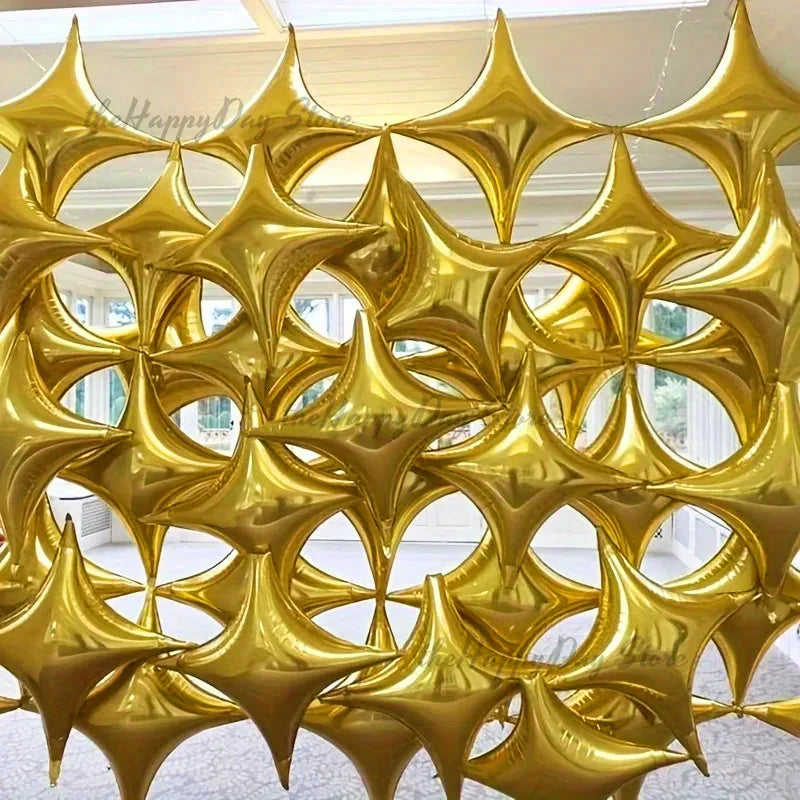 Goldfarbige metallische Tinsel-Flimmern-Vorhänge in einem sich wiederholenden Sternmuster.