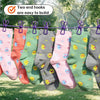 Eine Reihe farbenfroher Socken hängt an einer lila Wäscheleine mit Haken im Freien.