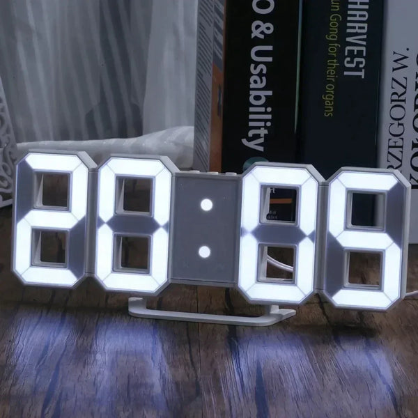Wecker mit digitaler Anzeige 28:06 auf Holzoberfläche.