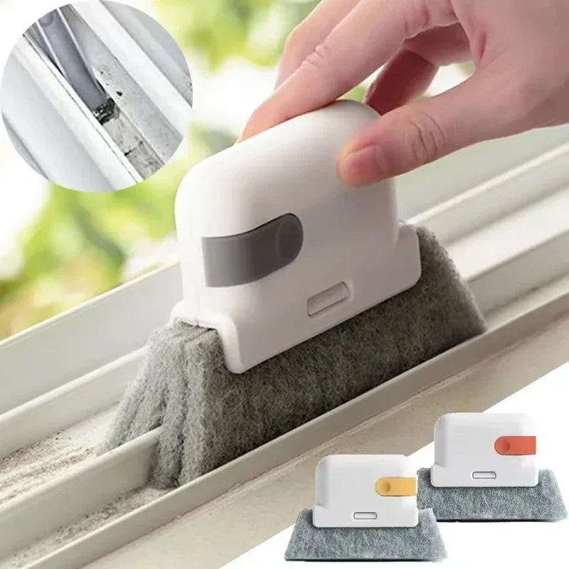 Una mano usa un cepillo de limpieza blanco para limpiar un riel de ventana, con otros cepillos visibles abajo.