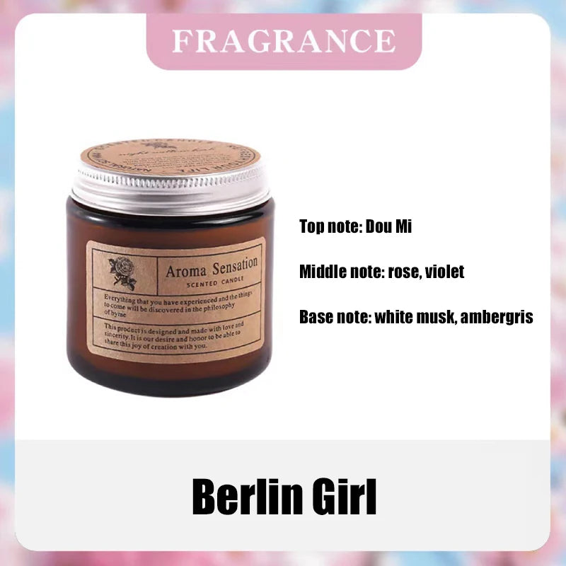 Ein Glas Aroma Sensation duftende Kerze mit silbernem Deckel und Etikett für Berlin Girl Düftigkeit.