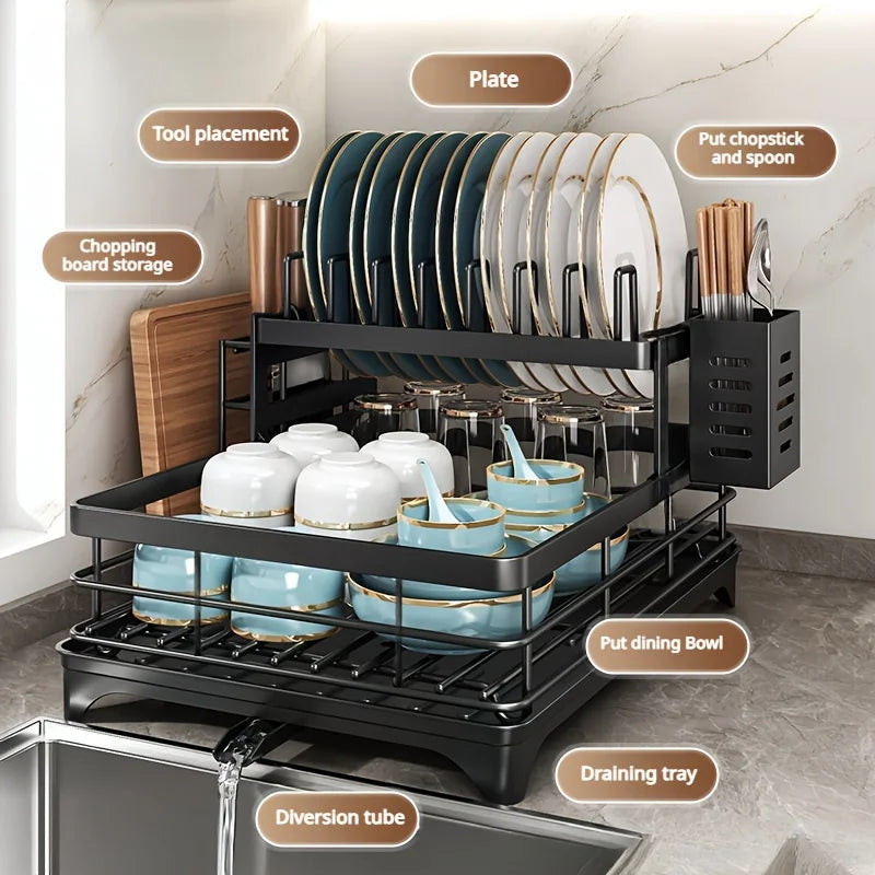 Élève d'égouttoir métallique noir à deux étages pour plates, bols et ustensiles de cuisine.