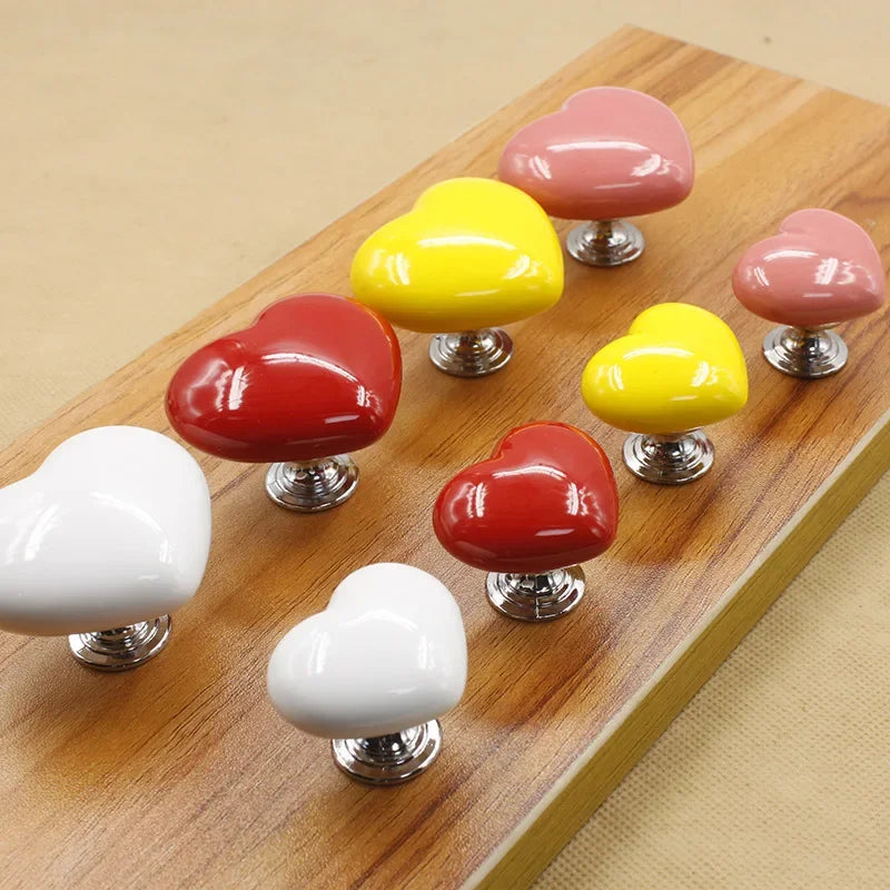 Collection de boutons de chasse d'eau en forme de cœur dans diverses couleurs : rose, jaune, rouge et blanc