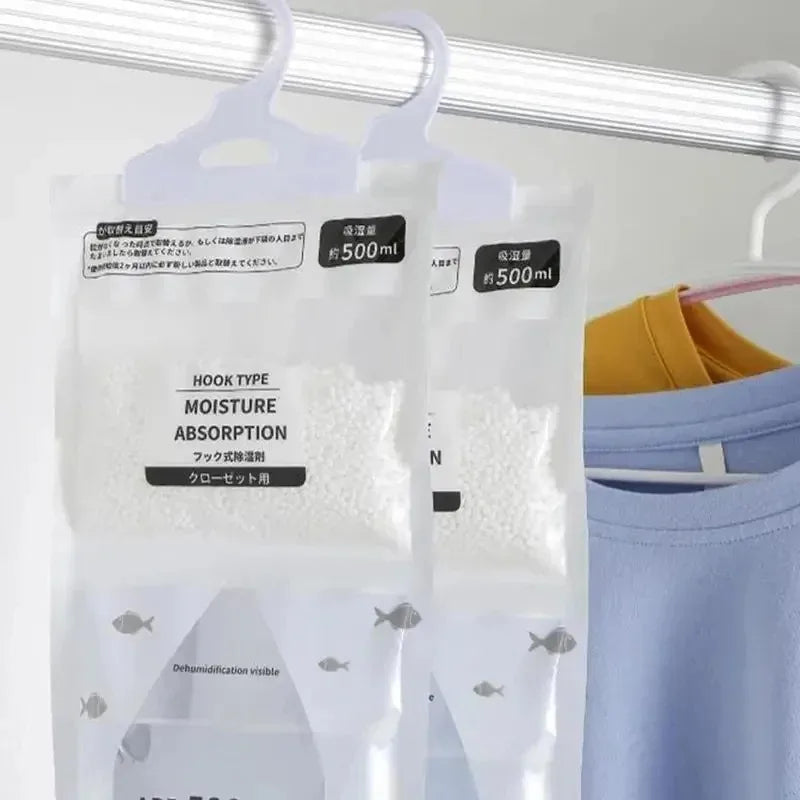Sacs en plastique transparents de matériau absorbant l'humidité avec des fermetures à crochet, suspendus sur un porte-objet