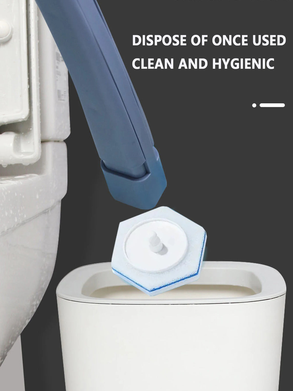 Eine blaue Reinigungssonde entsorgt gebrauchte Toilettenputzwischt in eine weiße Toilette.