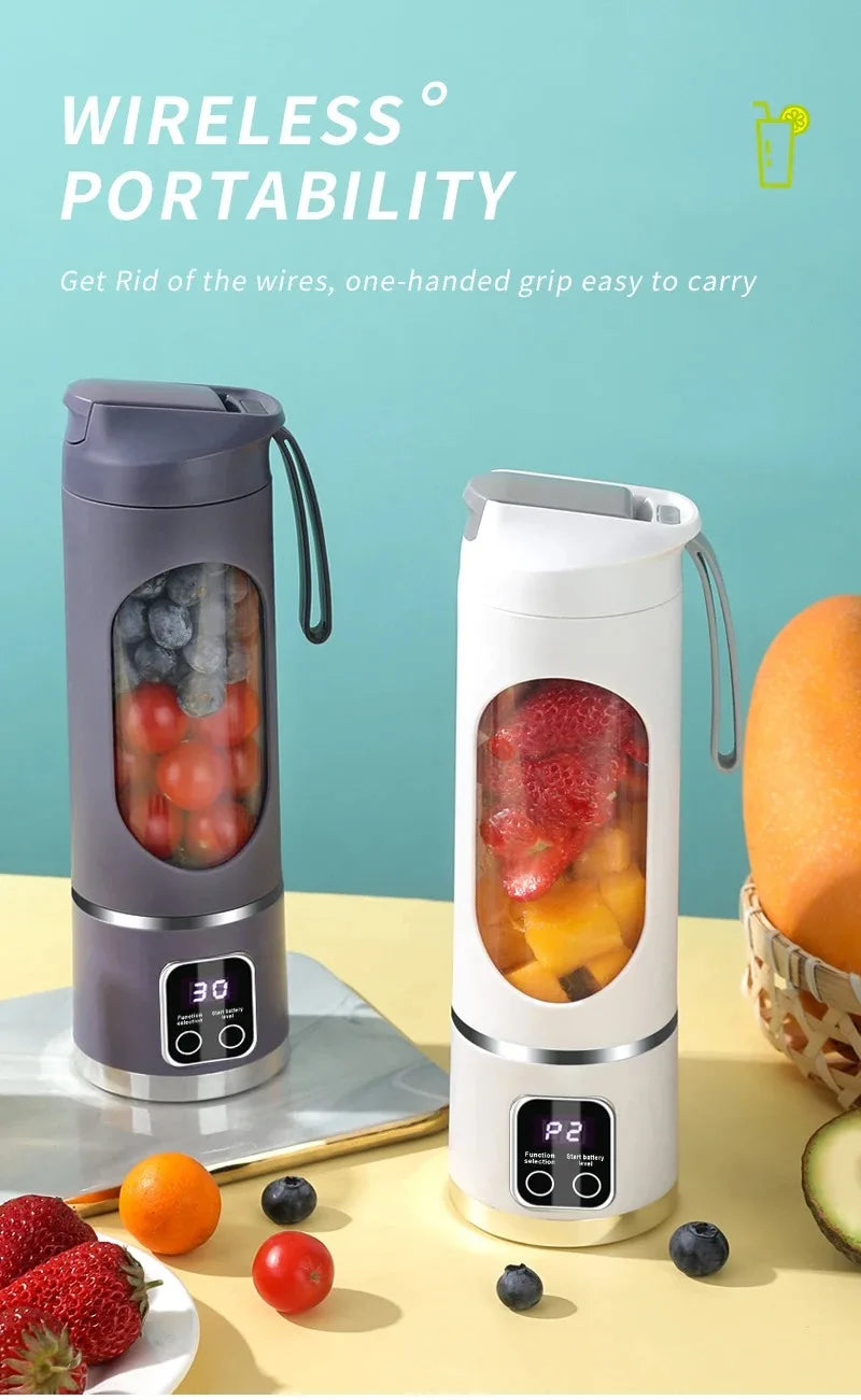 Licuadora eléctrica portátil de color plateado y blanco para zumos de frutas, con frutas frescas a su alrededor.