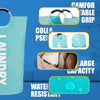 Cesta de ropa plegable azul claro con asas acolchadas y gran capacidad, mostrando varios artículos de ropa.