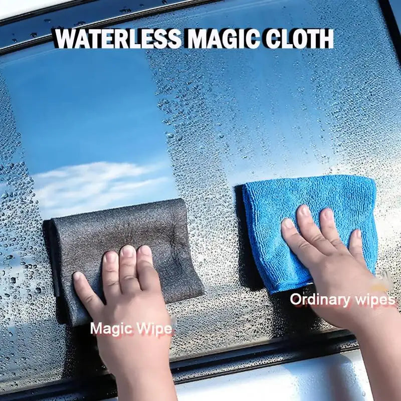 Manos usando una toallita mágica para limpiar la condensación de una ventana.