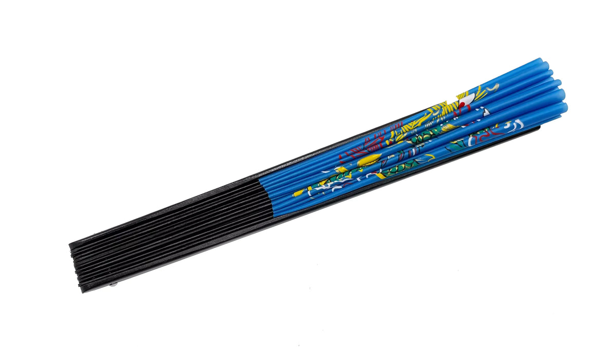 Un ensemble de fans de bambou bleus avec poignées noires et motifs décoratifs.