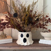 Vase en céramique fait main avec des arrangements floraux séchés pour décoration d'Halloween