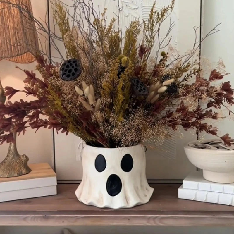 Vase en céramique fait main avec des arrangements floraux séchés pour décoration d'Halloween