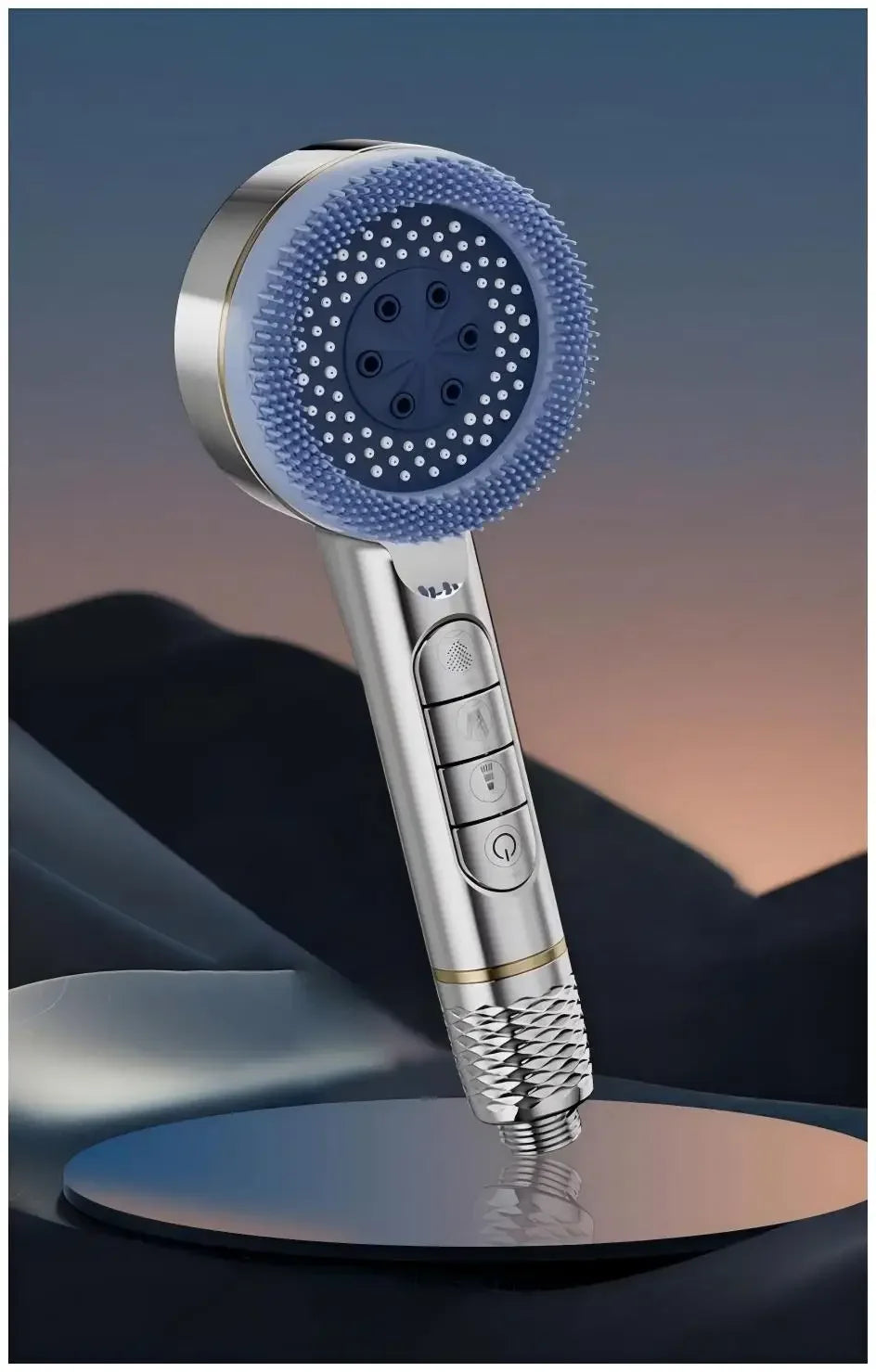 Pomme de douche de massage argentée à haute pression avec une buse en silicone texturée, posée sur une surface sombre.