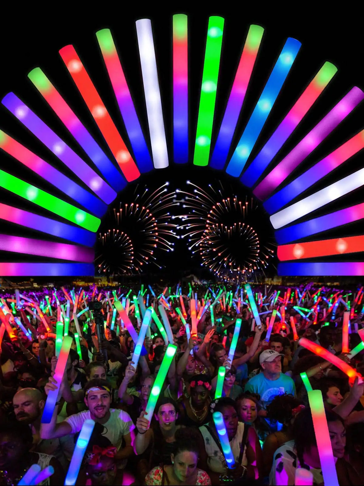 Lebendige Anzeige von LED-Sicherheitspfeifen und Partystäben, die eine Menge bei einem Konzert oder einer Party beleuchten.