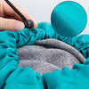 Une main ouvre un sac à linge en tissu bleu sarcelle pour montrer le sac de rangement en filet gris à l'intérieur.