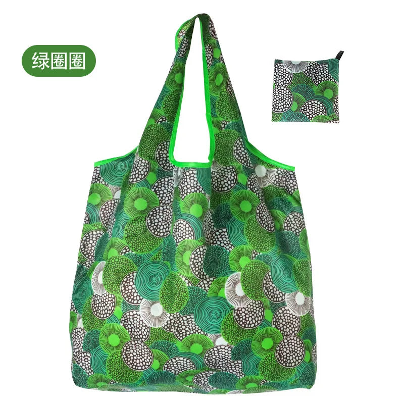 Grüne Stofftasche mit dichtem Muster aus runden und blattartigen grünen und weißen Formen.