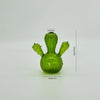 Un vase de cactus en verre vert vif avec un corps arrondi et deux bras, montré sur fond blanc.