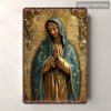 Una impresión plana 2D de una estatua de la Virgen de Guadalupe con halo dorado y manto azul en una placa envejecida.