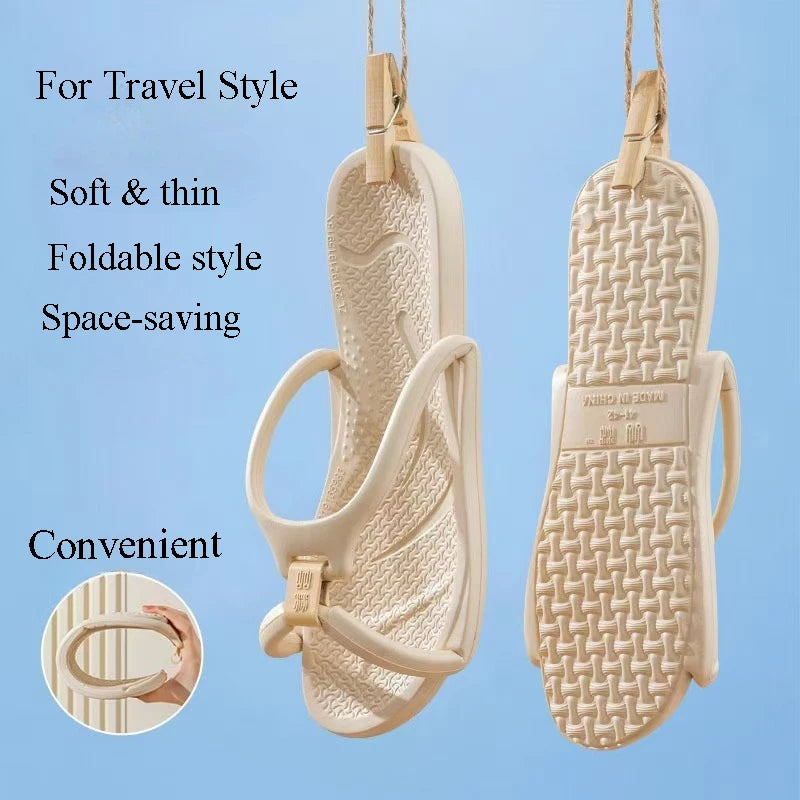 Paire de tongs pliables en EVA beige clair, montrées suspendues, mettant en valeur leur conception douce et économe en espace
