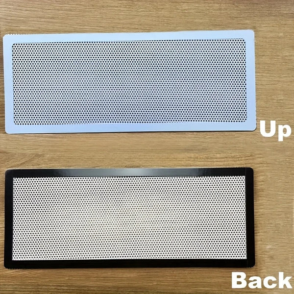 Zwei magnetische Lüftungsabdeckungen oder Filter, eine hellblaue und eine schwarze, von oben und hinten gezeigt.