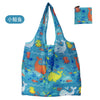 Blaue Stofftasche mit bunten Meerestier-Designs wie Fischen und Delfinen.