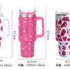 Un juego de tres vasos tipo tumbler de strass rosas con tapas de silicona y asas rosas.