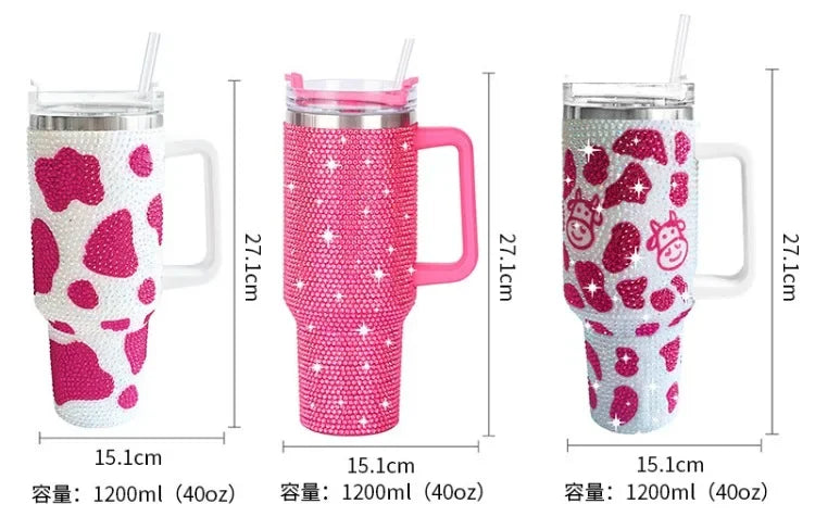 Un juego de tres vasos tipo tumbler de strass rosas con tapas de silicona y asas rosas.