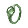 Primer plano de una pulsera repelente de mosquitos natural con líquido tintado verde claro.