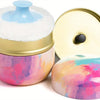 Tragbare Kosmetikpuderbox mit hellblauer Klappe und rosa Aquarellbasis.