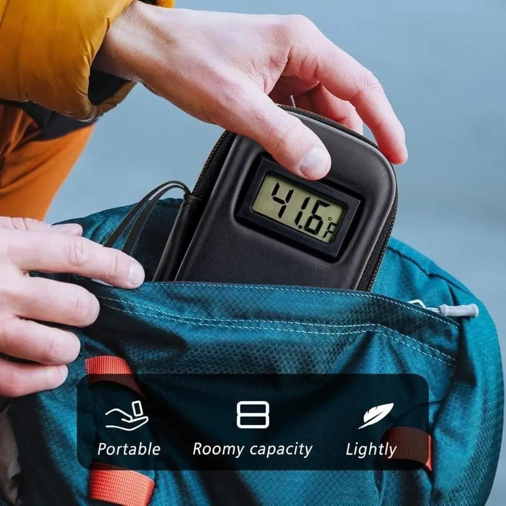 Eine Hand legt eine Insulin-Kühltasche mit Temperaturanzeige in einen grünen Beutel.