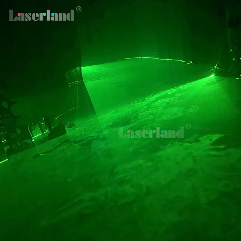 Un haz de láser verde ilumina un entorno oscuro, probablemente para decoración de casa embrujada.