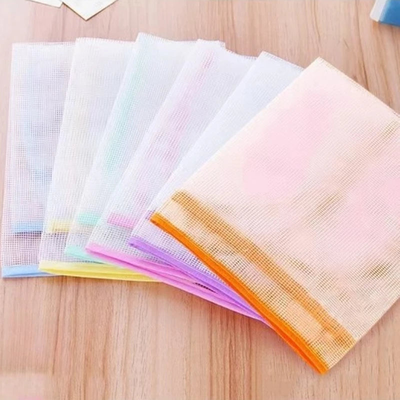 Une pile de tampons de protection anti-chaleur pour le fer à repasser dans diverses couleurs pastel, y compris rose et orange