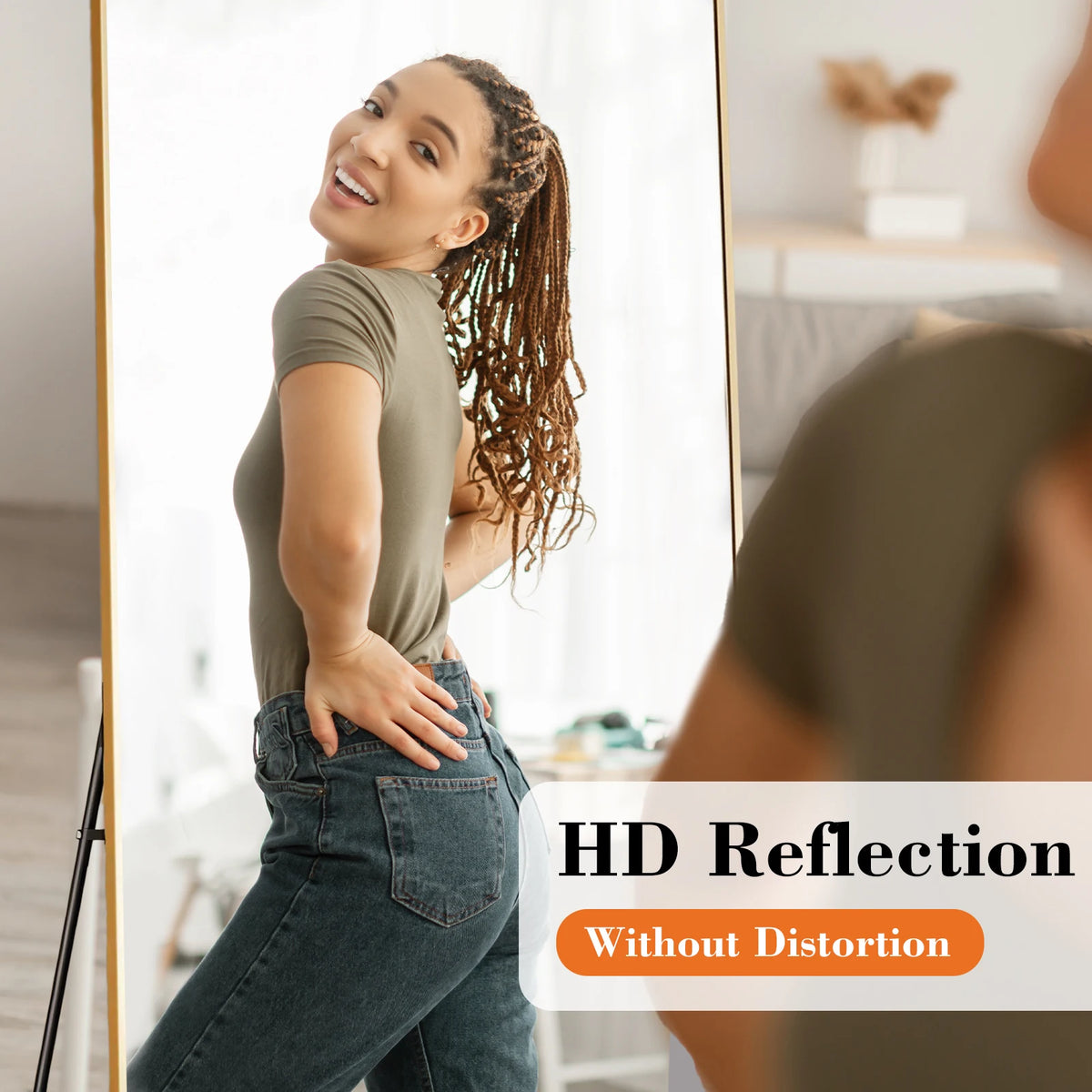 Eine Frau in grünem Shirt und Jeans wird in einem Spiegel vollständig reflektiert, HD-Reflexion ohne Verzerrung.