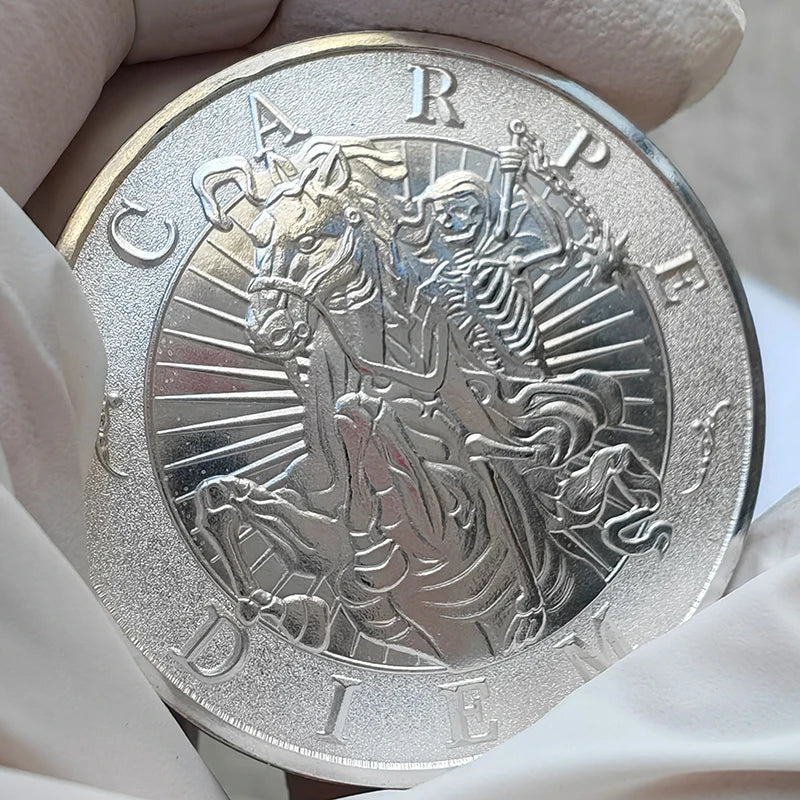 Eine Hand hält eine silberne USA Hobo Nickel Souvenir-Münze mit detaillierter Gravur eines Pferdes und Reiters.