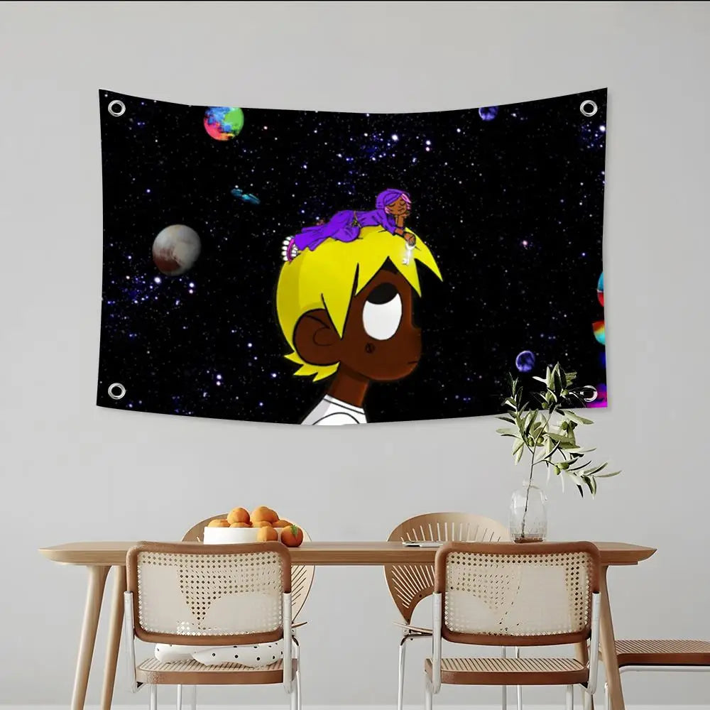 Dunkle Leinwandflagge mit einer lila gekleideten Figur vor einem sternenklaren Nachthimmel.